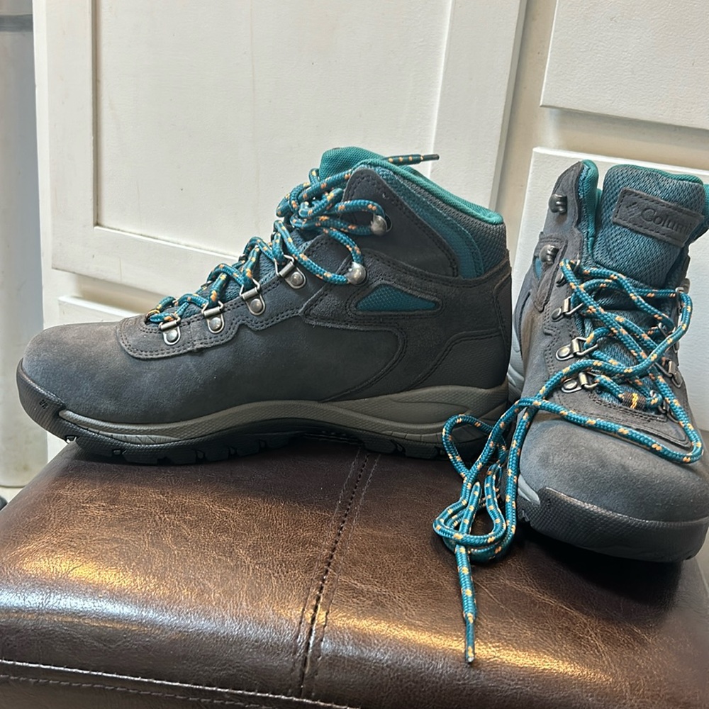 Size 7 Wide waterproof hiking boots. Worn once.